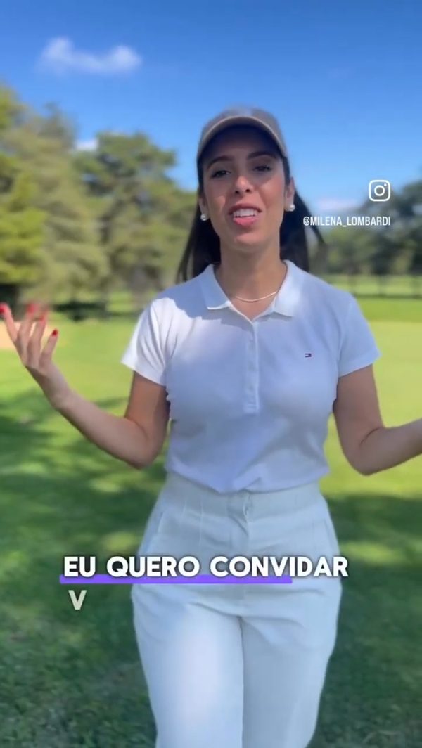 Milena gravando vídeo para o próprio Instagram